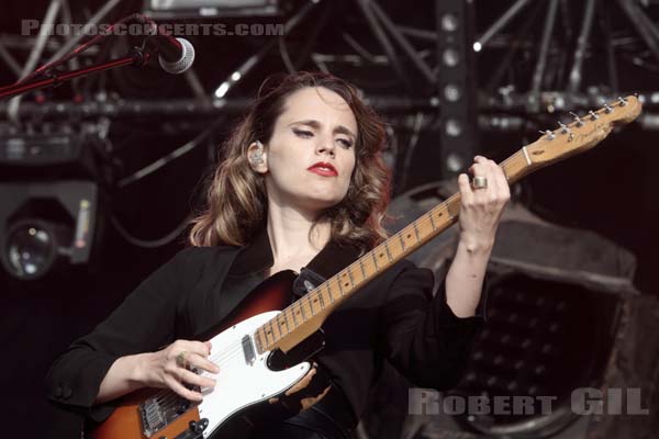 ANNA CALVI - 2014-08-15 - SAINT MALO - Fort de St Pere - 